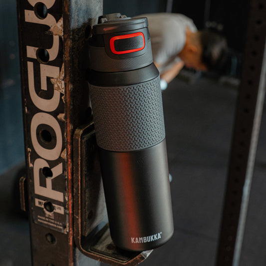 Isolerende waterfles van Kambukka op een fitnesstoestel