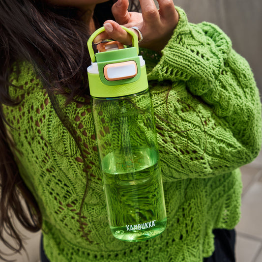 Groene waterlfes van Kambukka in de hand