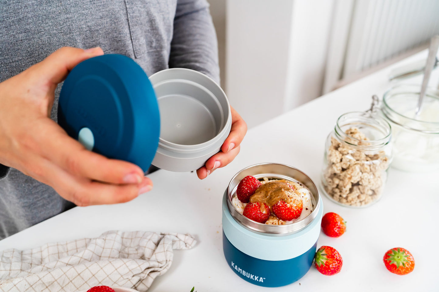 Vooraanzicht van Kambukka Snack Container 75ml White Waterfles